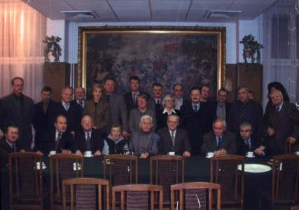 Maria Jaczynowska (za stołem) wśród pracowników Instytutu Historii i Archiwistyki UMK; Toruń,  2000 (Fotokronika IHiA) 
